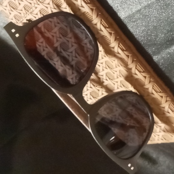 Mens wood grain sun glasses & Matching Case a gray lens with black frames. - Picture 2 of 12